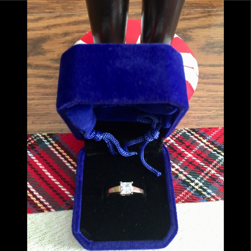 💕💍💕10K Princess Cut YG CZ Gorgeous Engagement Ring.